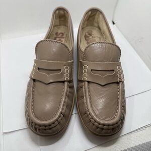 Vintage SAS Taupe Leather Penny Loafers Women’s 6.5 EUC